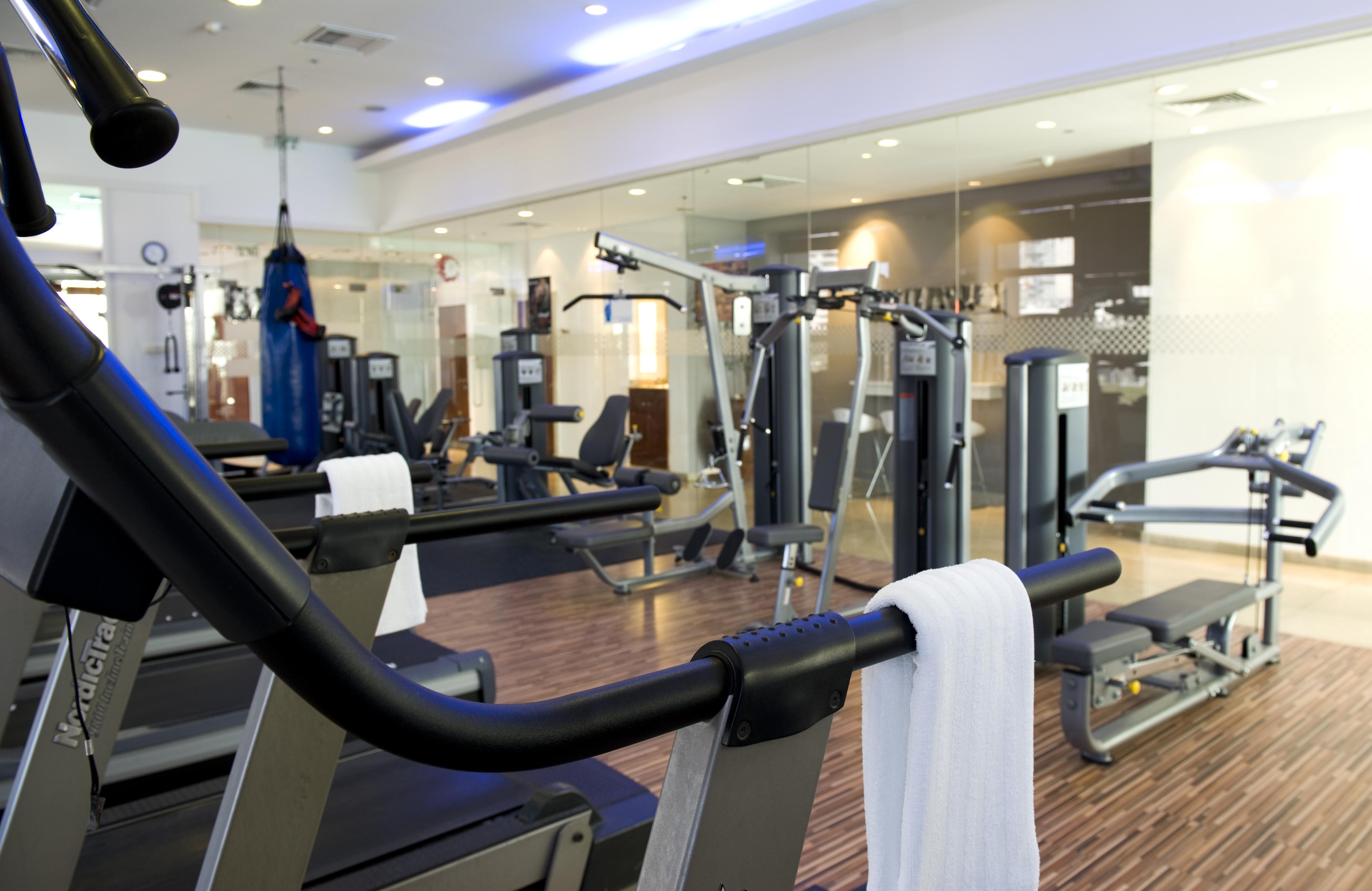 Leonardo City Tower Hotel Tel Aviv Giv'atayim Exterior foto The gym at the hotel
