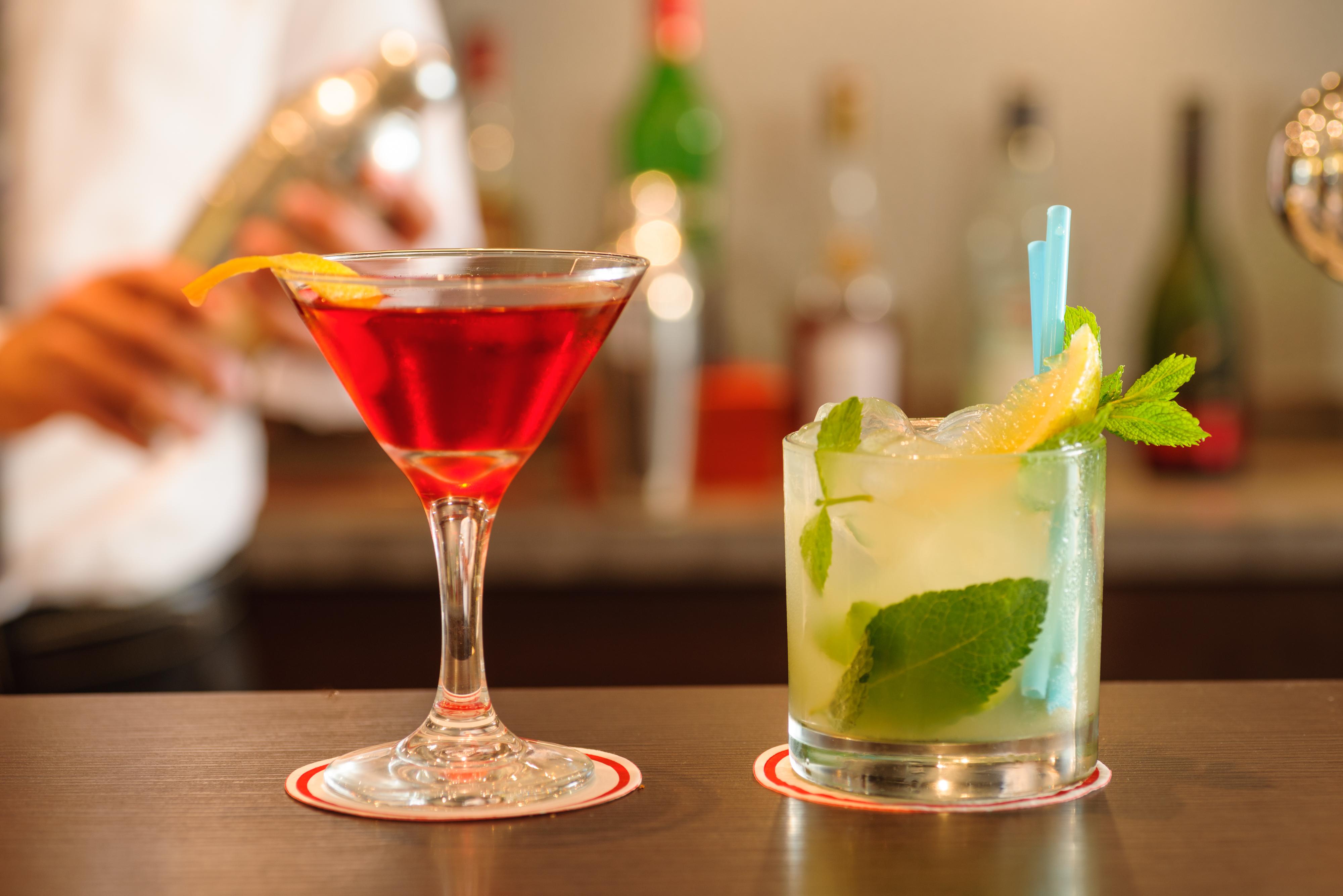 Leonardo City Tower Hotel Tel Aviv Giv'atayim Exterior foto A cosmopolitan (left) and a mojito (right)