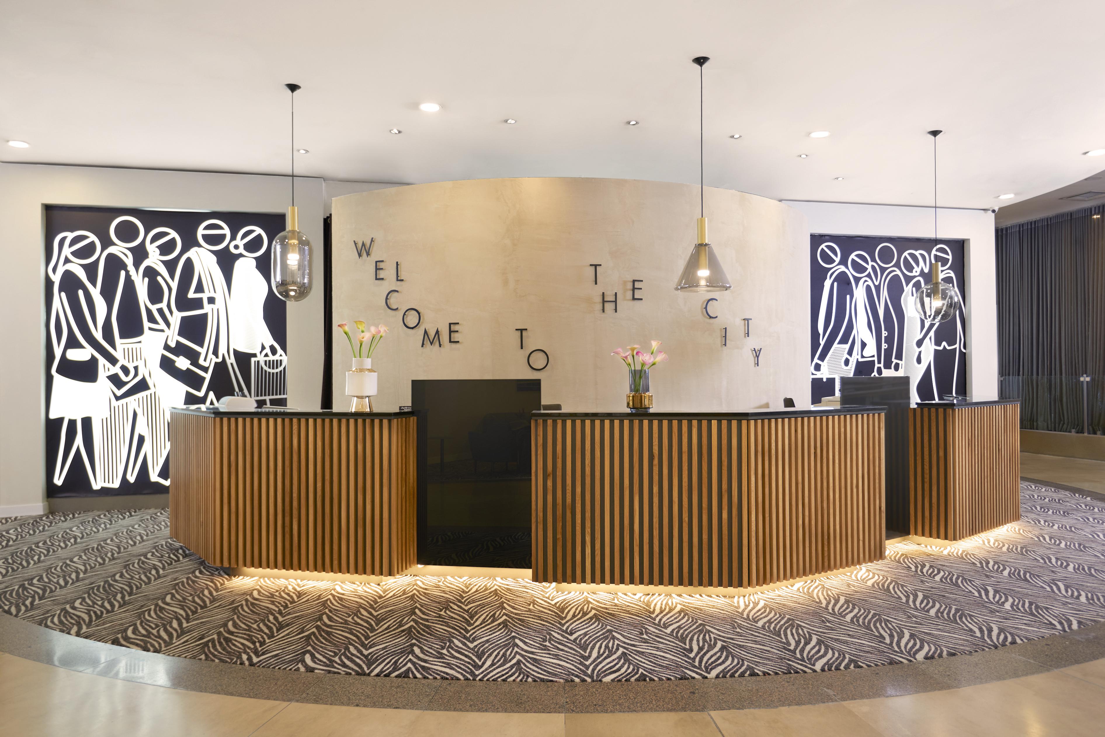 Leonardo City Tower Hotel Tel Aviv Giv'atayim Exterior foto The City Hotel reception