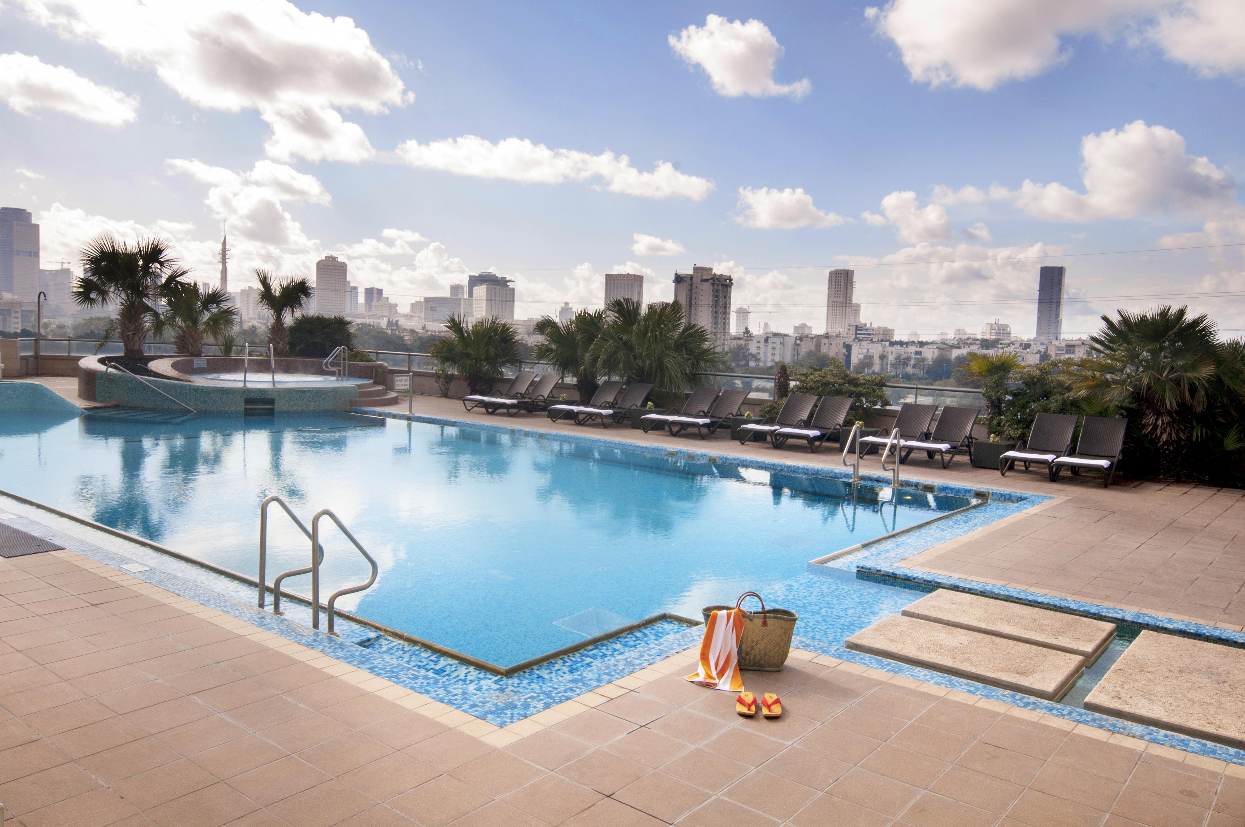 Leonardo City Tower Hotel Tel Aviv Giv'atayim Exterior foto The swimming pool at the hotel