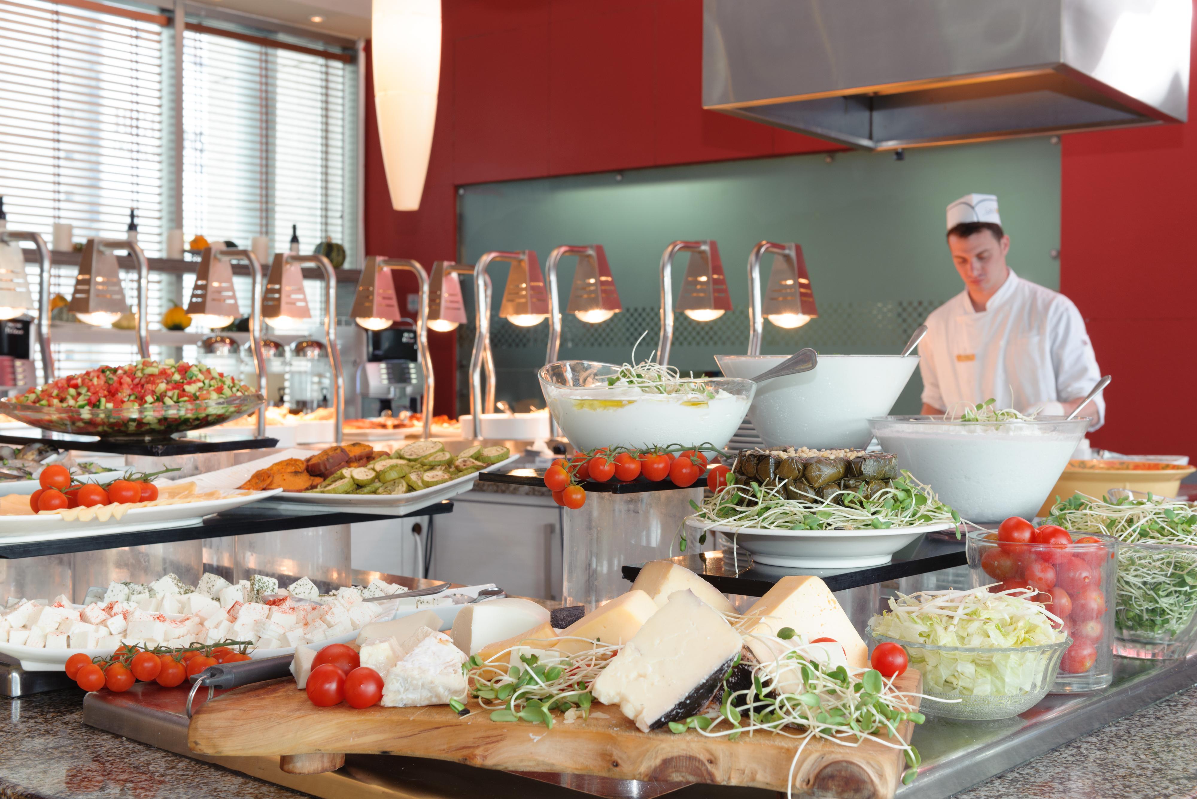 Leonardo City Tower Hotel Tel Aviv Giv'atayim Exterior foto A salad bar