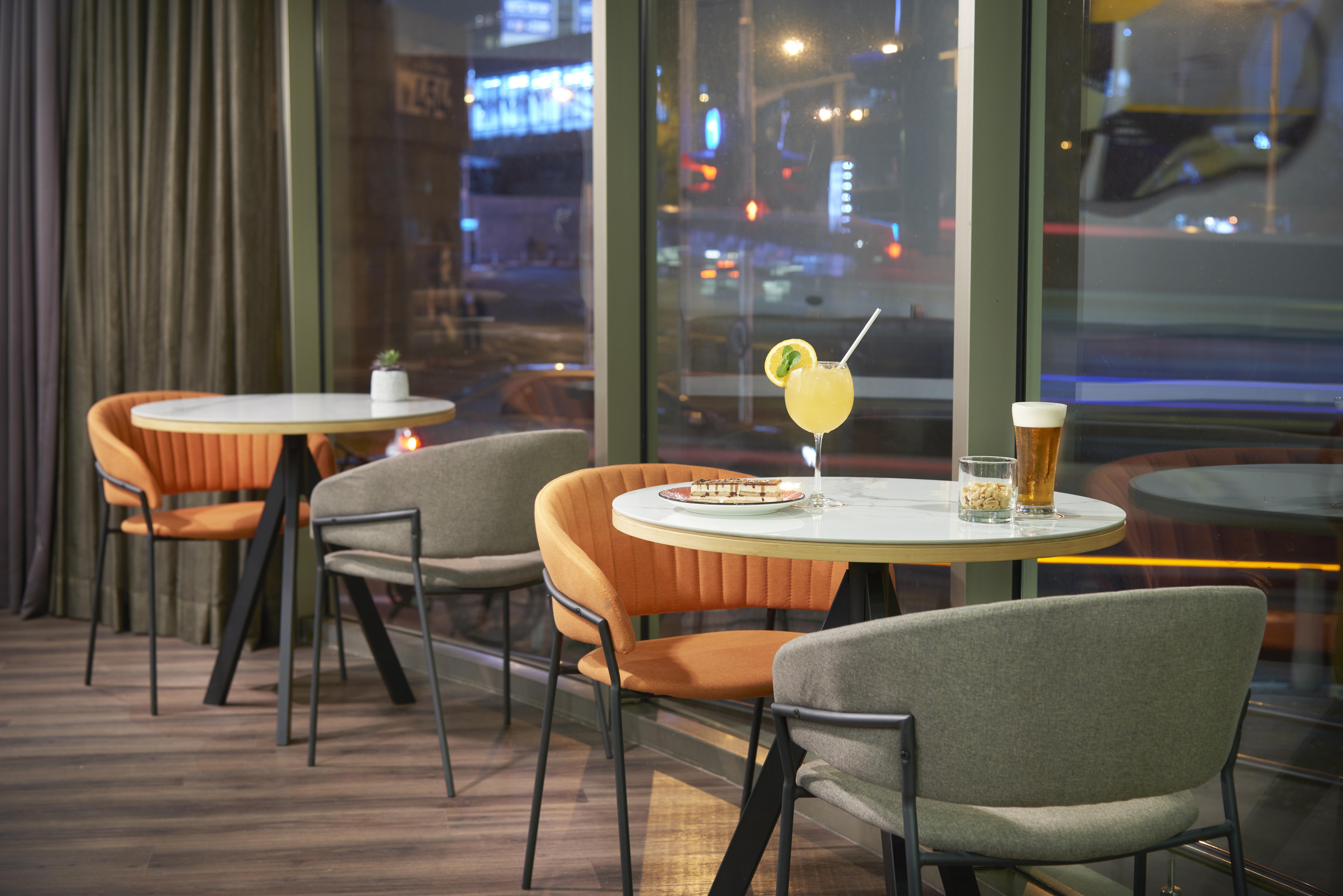 Leonardo City Tower Hotel Tel Aviv Giv'atayim Exterior foto The lounge at the airport