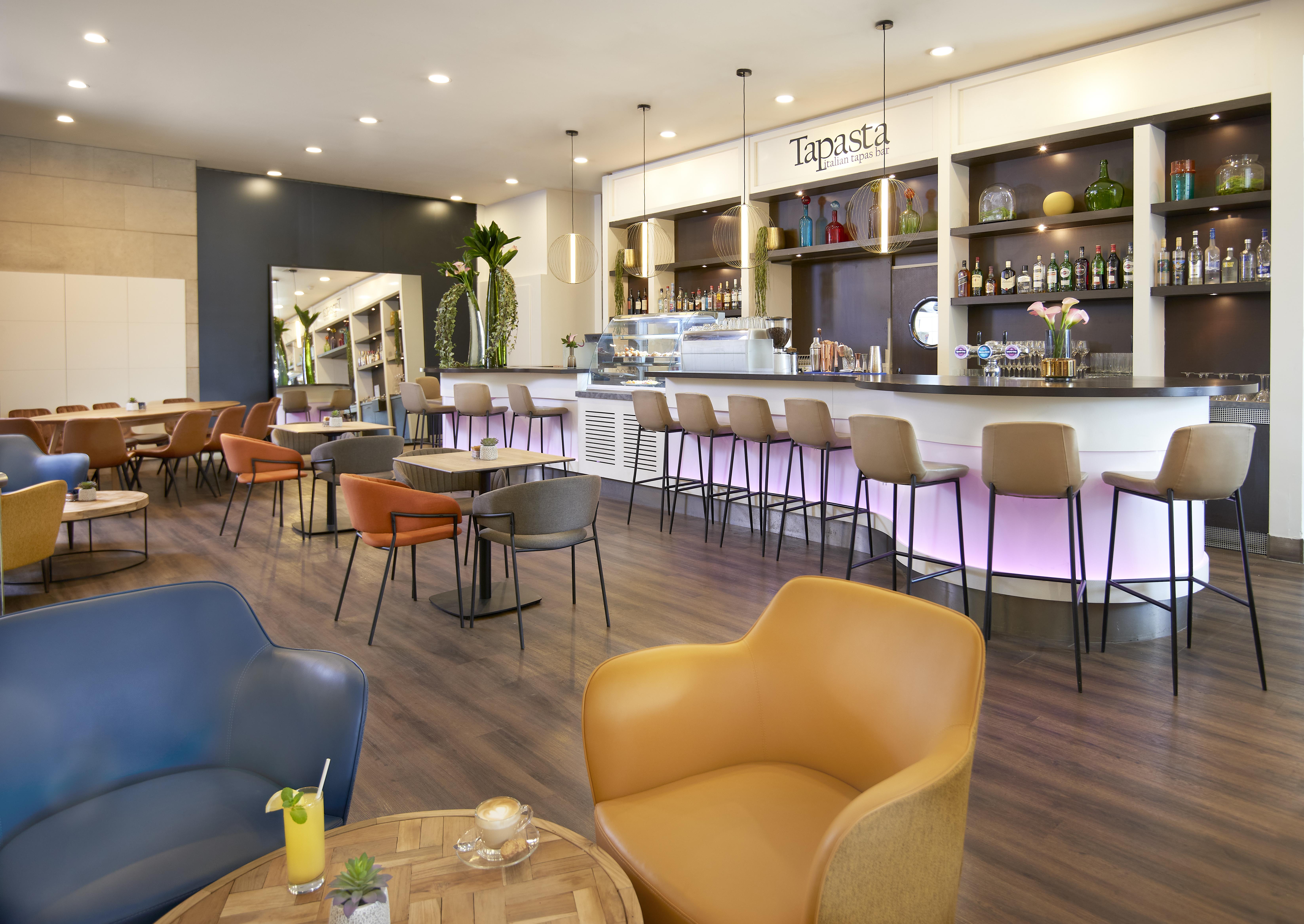 Leonardo City Tower Hotel Tel Aviv Giv'atayim Exterior foto Tapas at the airport