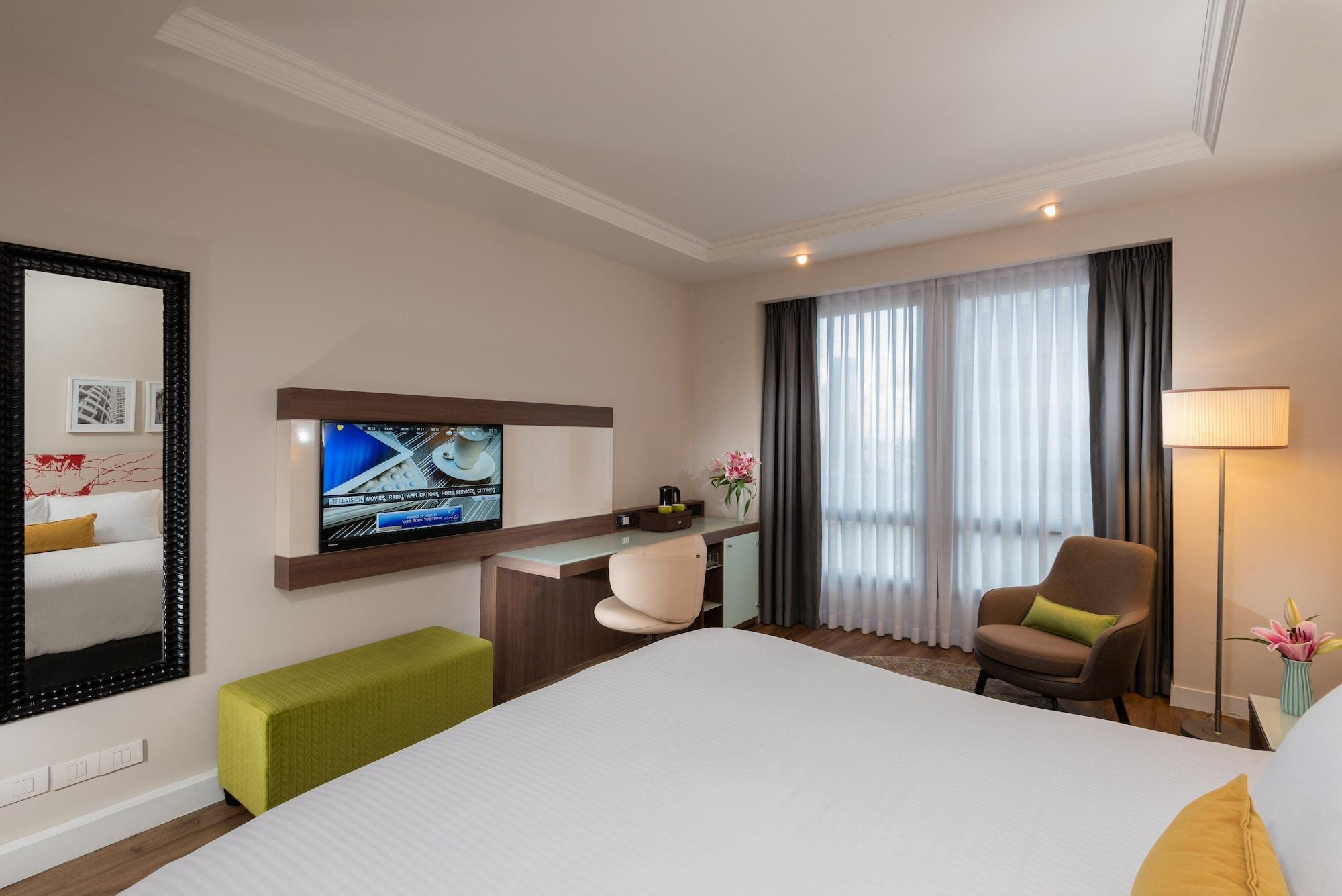 Leonardo City Tower Hotel Tel Aviv Giv'atayim Exterior foto A room at the hotel