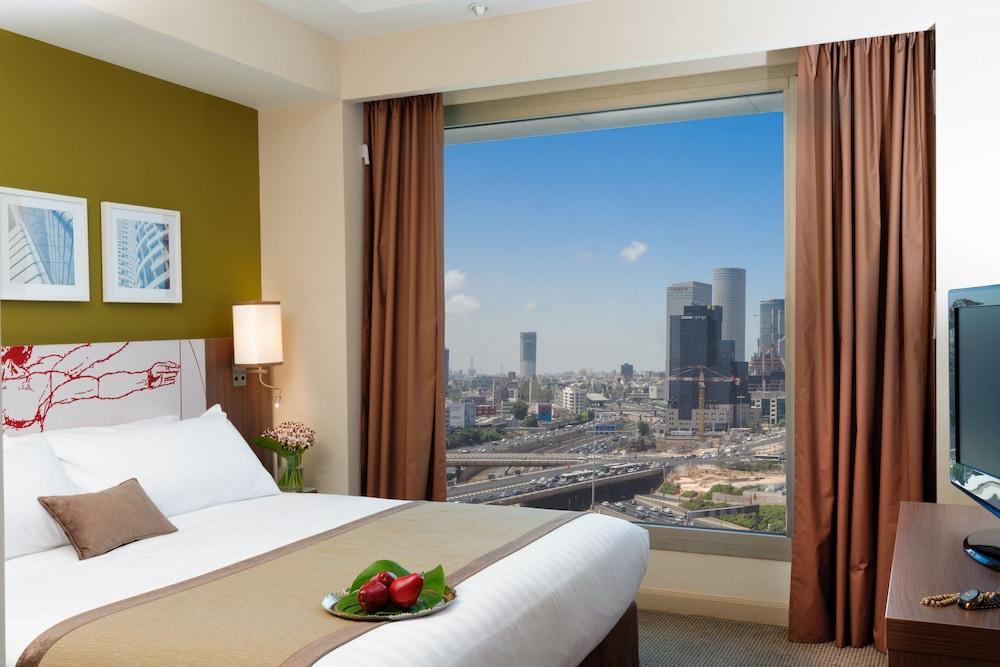 Leonardo City Tower Hotel Tel Aviv Giv'atayim Exterior foto A bedroom at the hotel