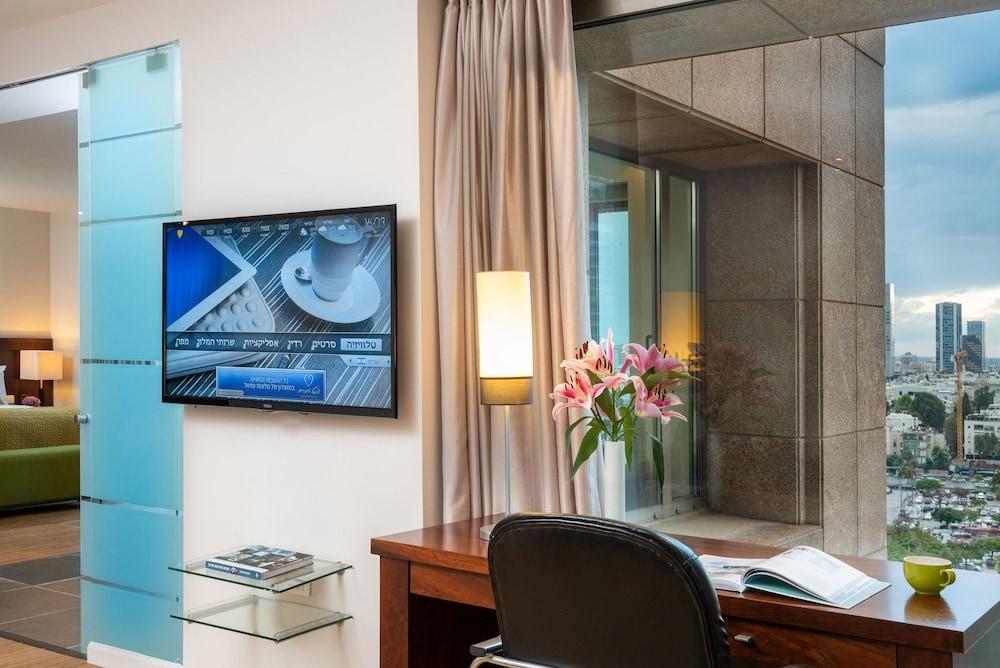Leonardo City Tower Hotel Tel Aviv Giv'atayim Exterior foto A room at the hotel