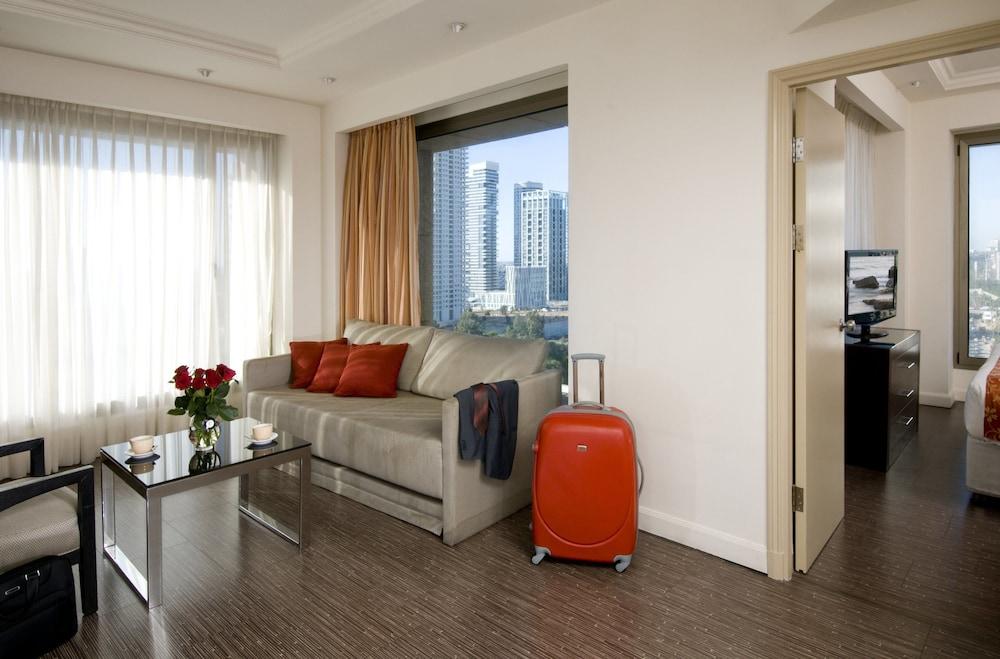 Leonardo City Tower Hotel Tel Aviv Giv'atayim Exterior foto A living room in a serviced apartment in Shanghai, China