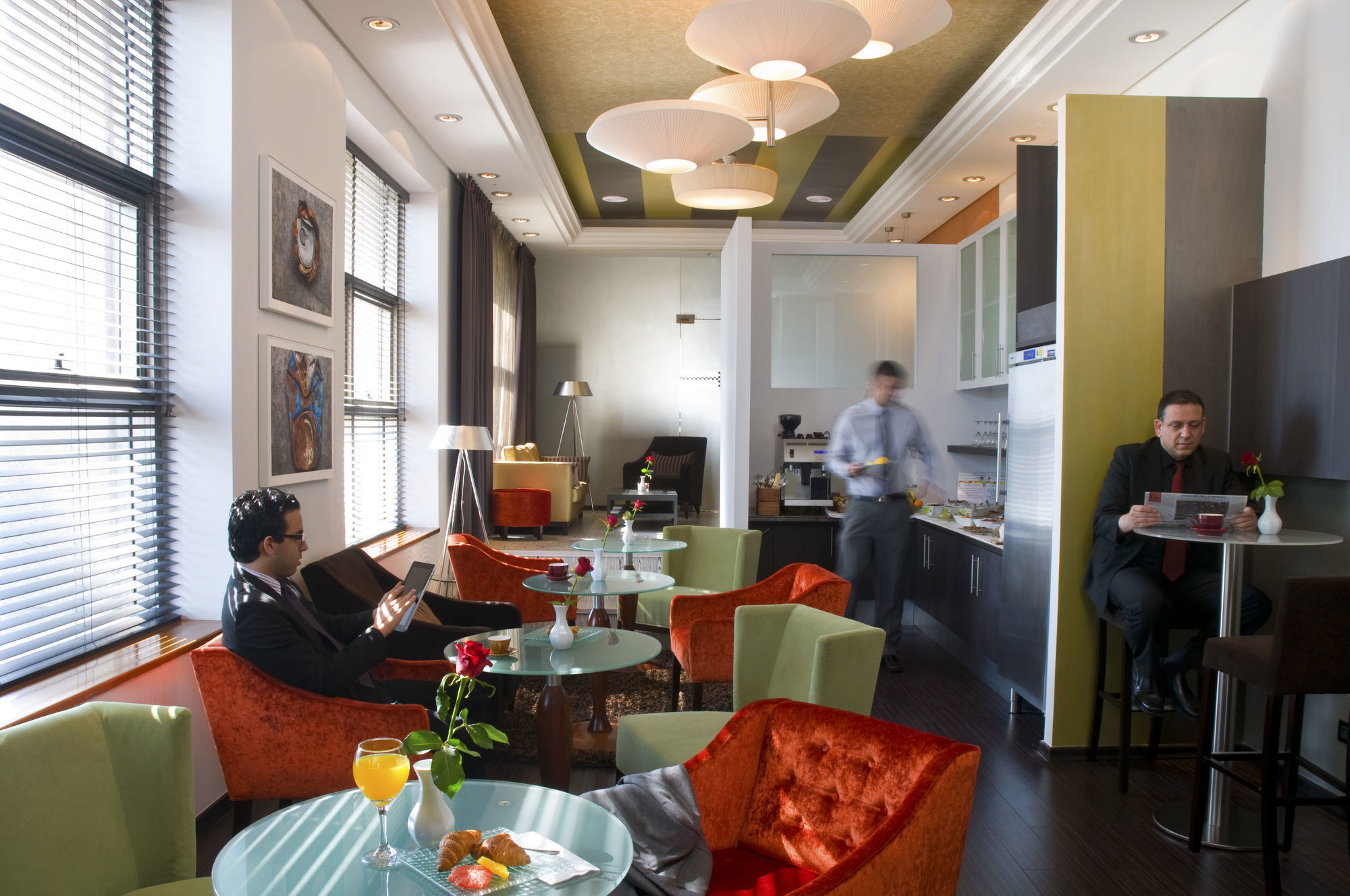 Leonardo City Tower Hotel Tel Aviv Giv'atayim Exterior foto The lounge at the airport
