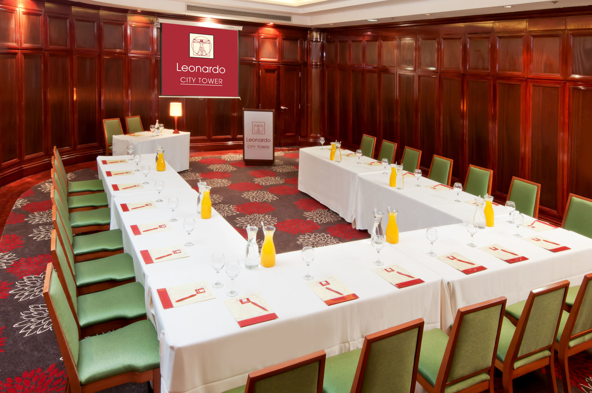Leonardo City Tower Hotel Tel Aviv Giv'atayim Exterior foto U-shaped table layout