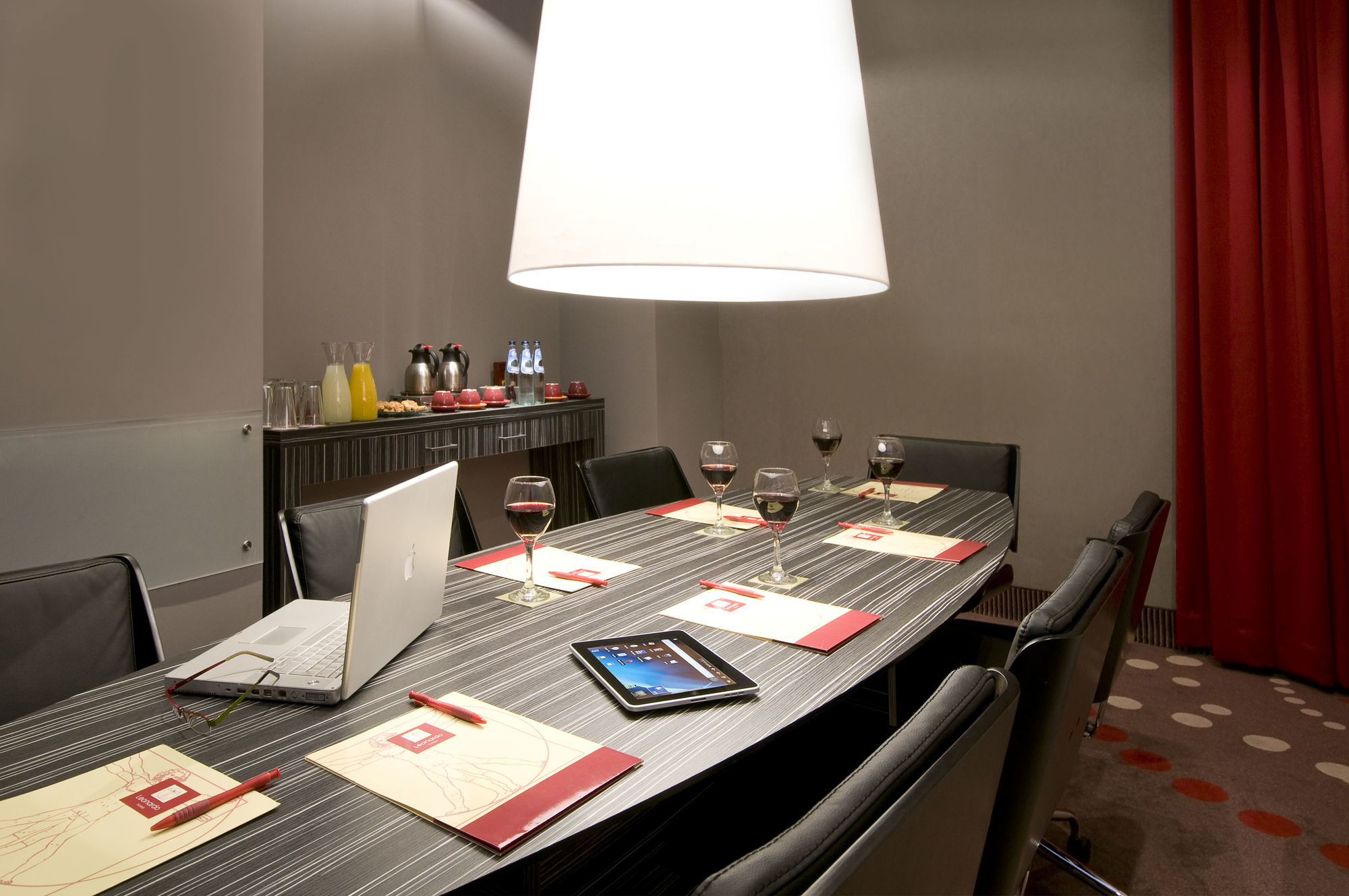 Leonardo City Tower Hotel Tel Aviv Giv'atayim Exterior foto A wine tasting in progress