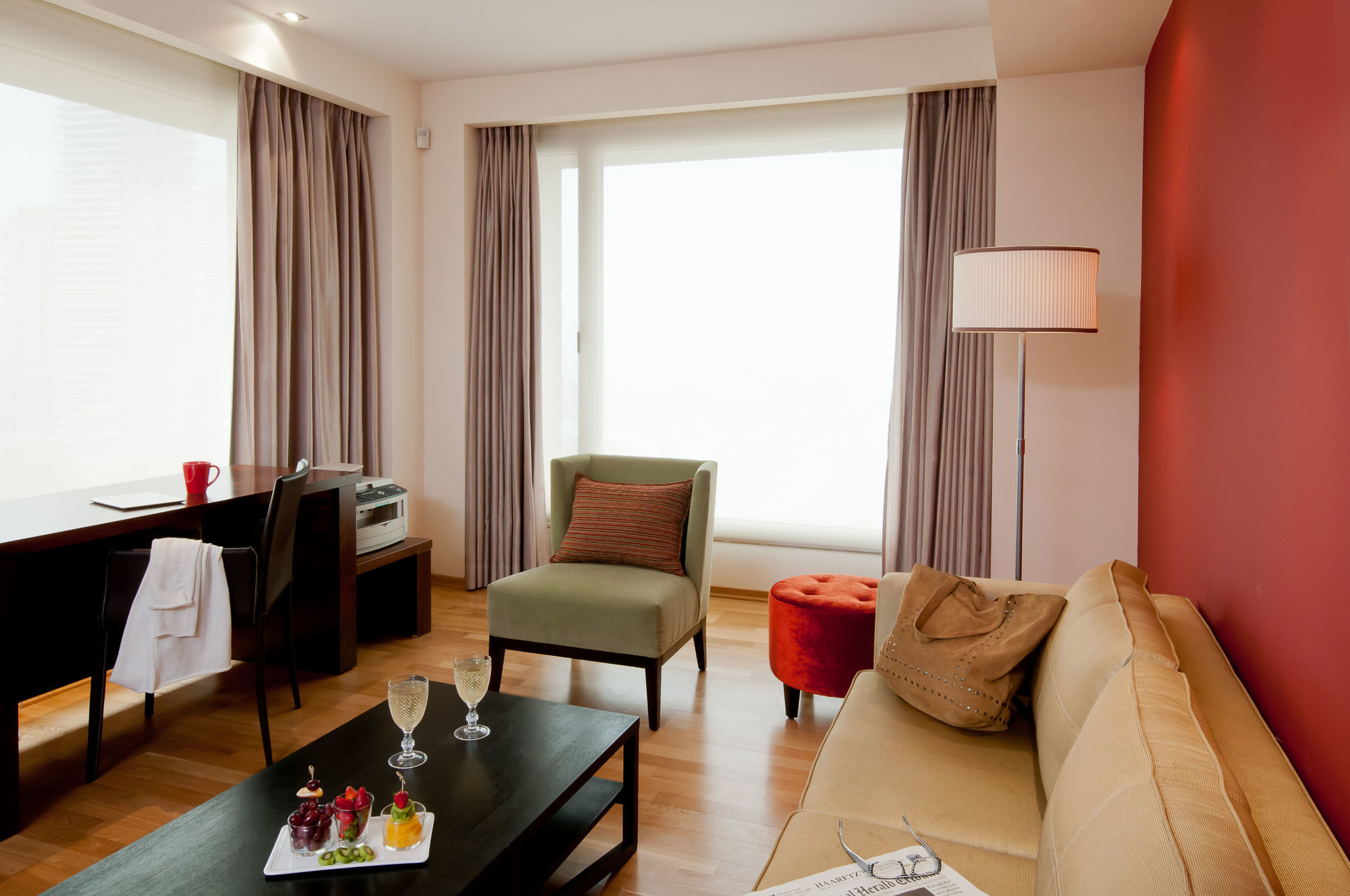 Leonardo City Tower Hotel Tel Aviv Giv'atayim Exterior foto A typical room at the hotel