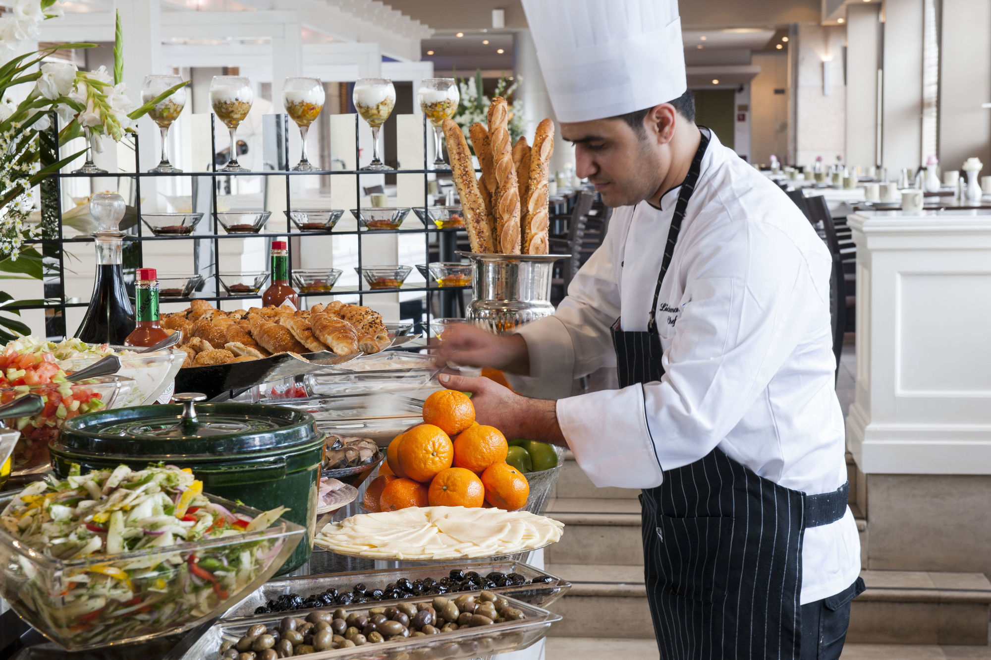 Leonardo City Tower Hotel Tel Aviv Giv'atayim Exterior foto A chef at work