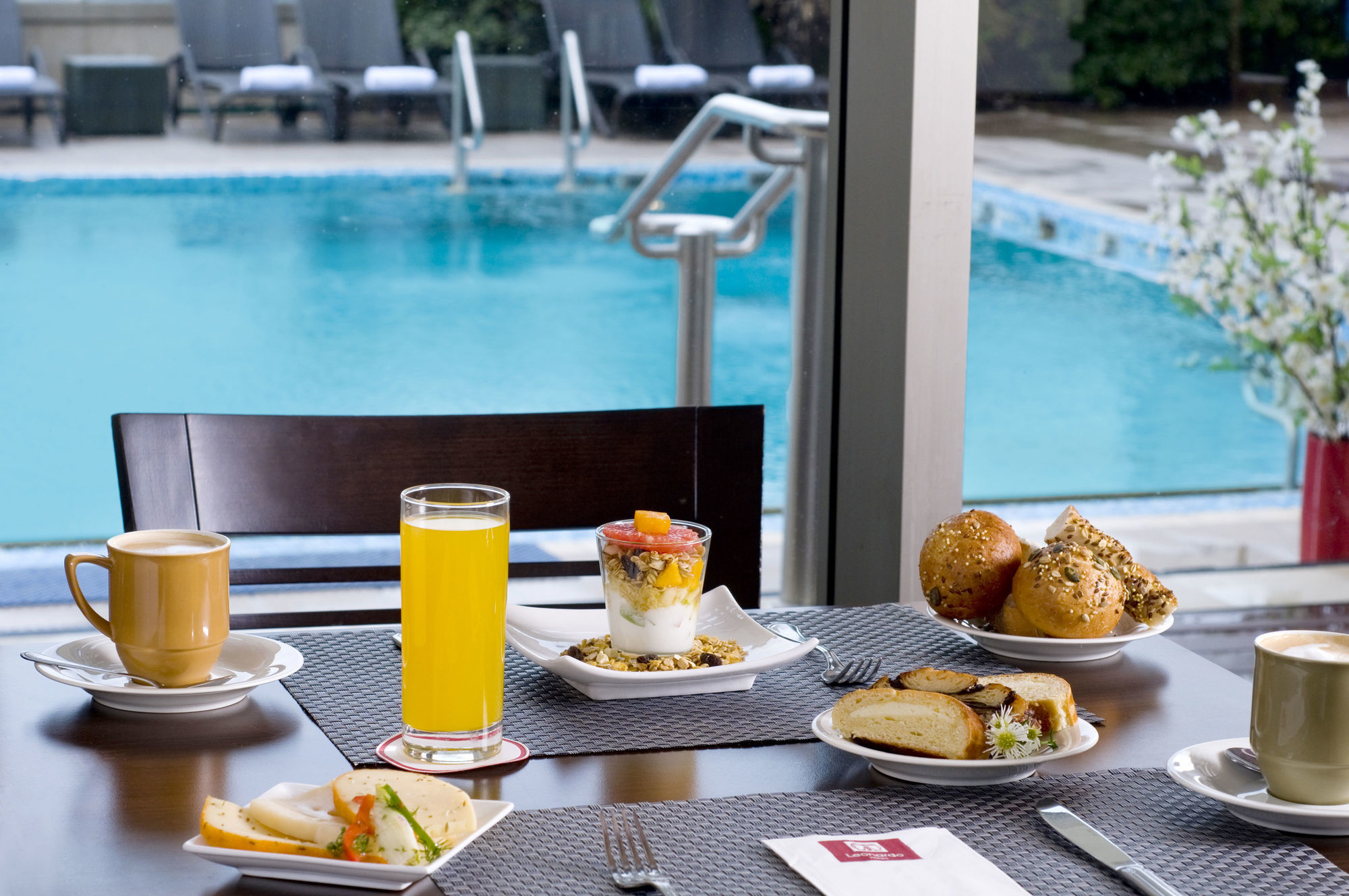 Leonardo City Tower Hotel Tel Aviv Giv'atayim Exterior foto Breakfast at the pool