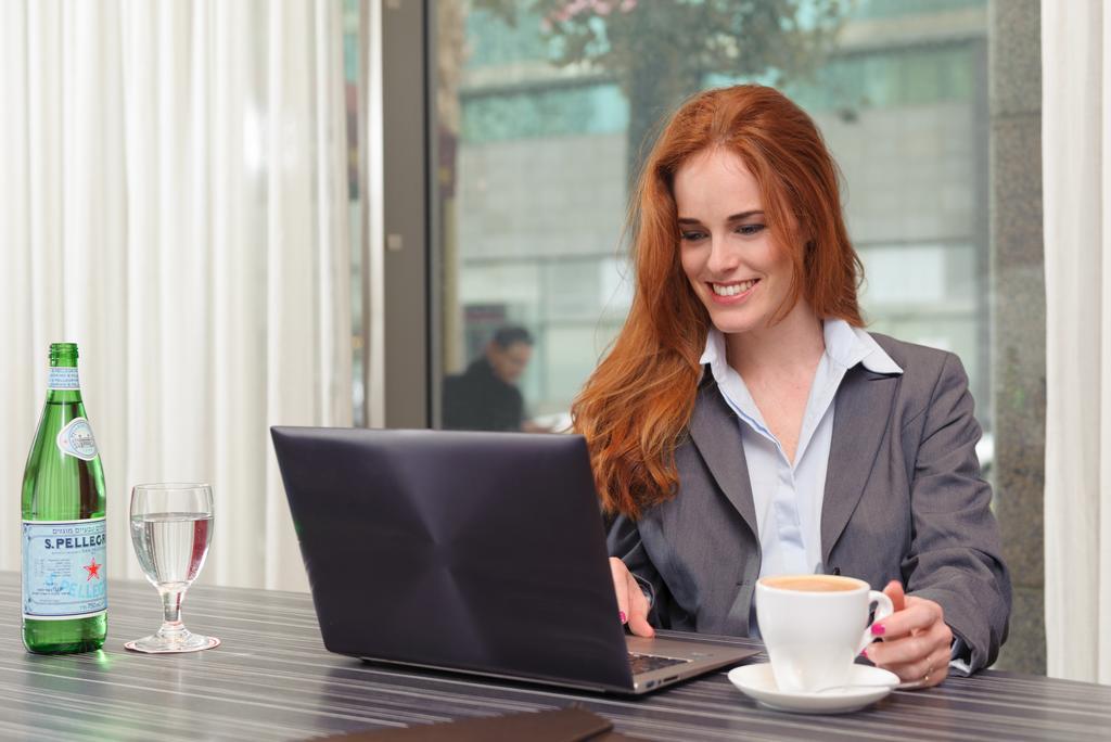 Leonardo City Tower Hotel Tel Aviv Giv'atayim Exterior foto A woman working on a laptop