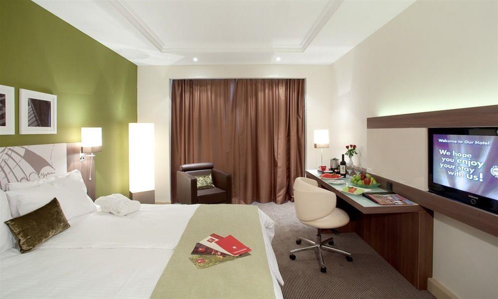 Leonardo City Tower Hotel Tel Aviv Giv'atayim Exterior foto A typical room at the hotel