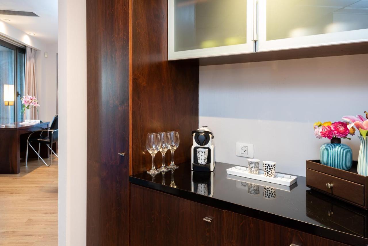 Leonardo City Tower Hotel Tel Aviv Giv'atayim Exterior foto A Nespresso machine in a hotel